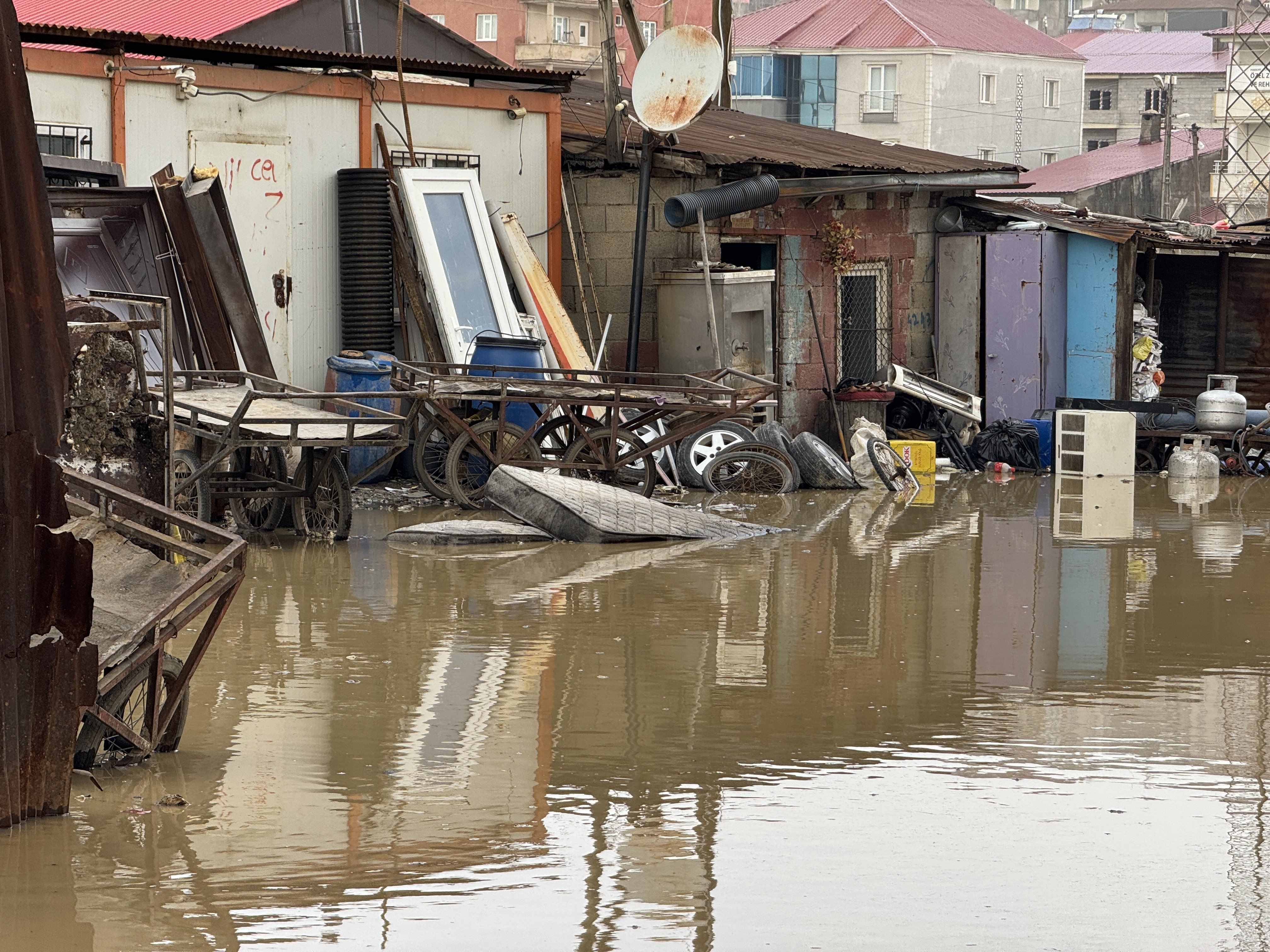 Hakkari'de sağanak hayatı olumsuz etkiledi