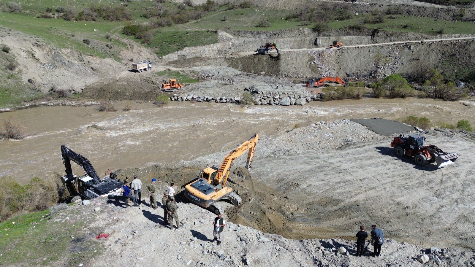 Hakkari’de alternatif yol çalışmaları aralıksız sürüyor
