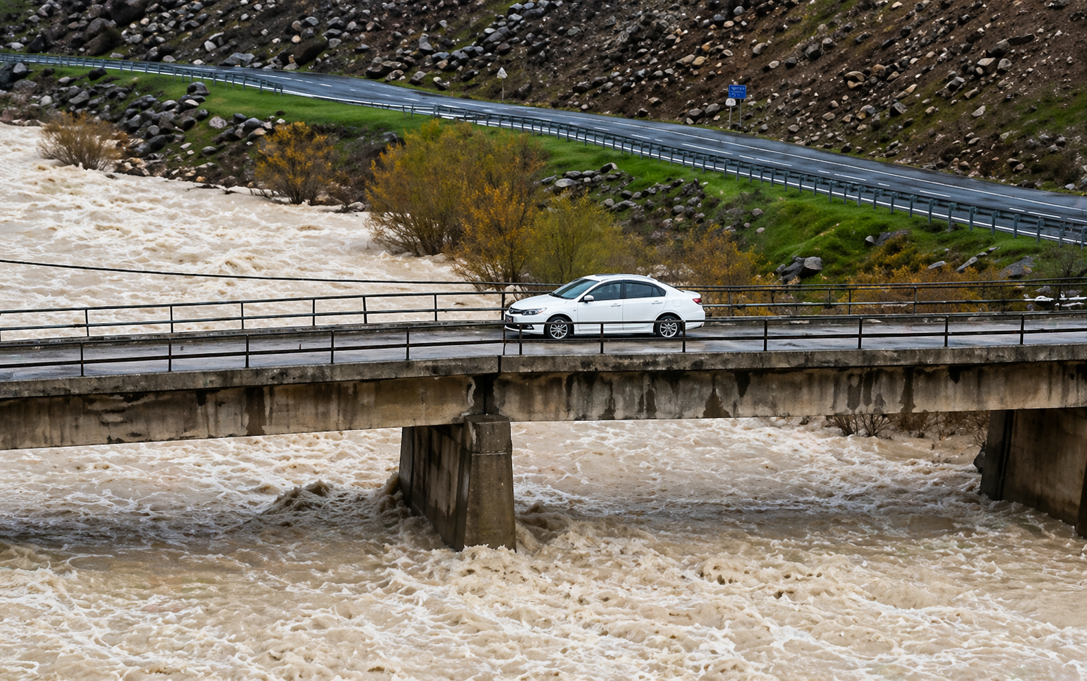 Hakkari'deki bu köprü çöktü çökecek