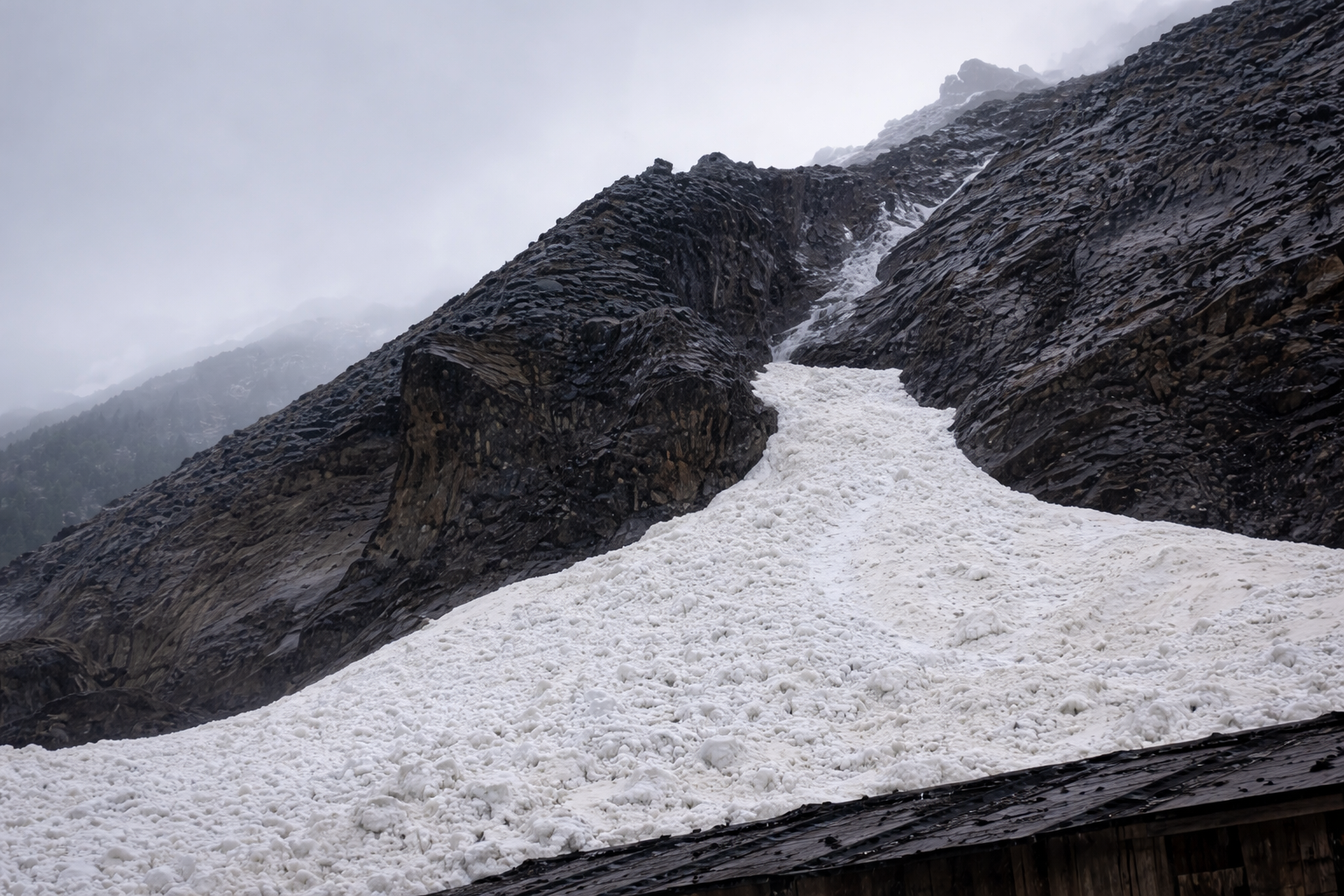 Hakkari Sümbül Dağı’nda çığ anı kameralara yansıdı