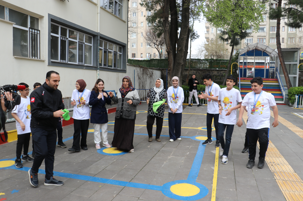Madalyalar geldi, halay başladı