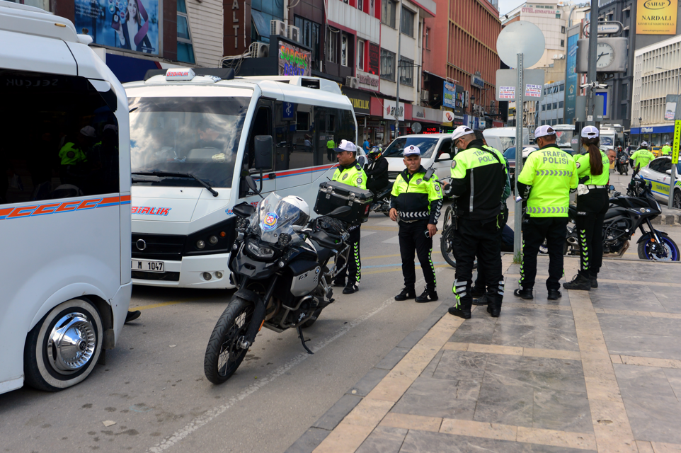 Korna ihlaline ceza kesildi, gazetecilere tepki gösterdi