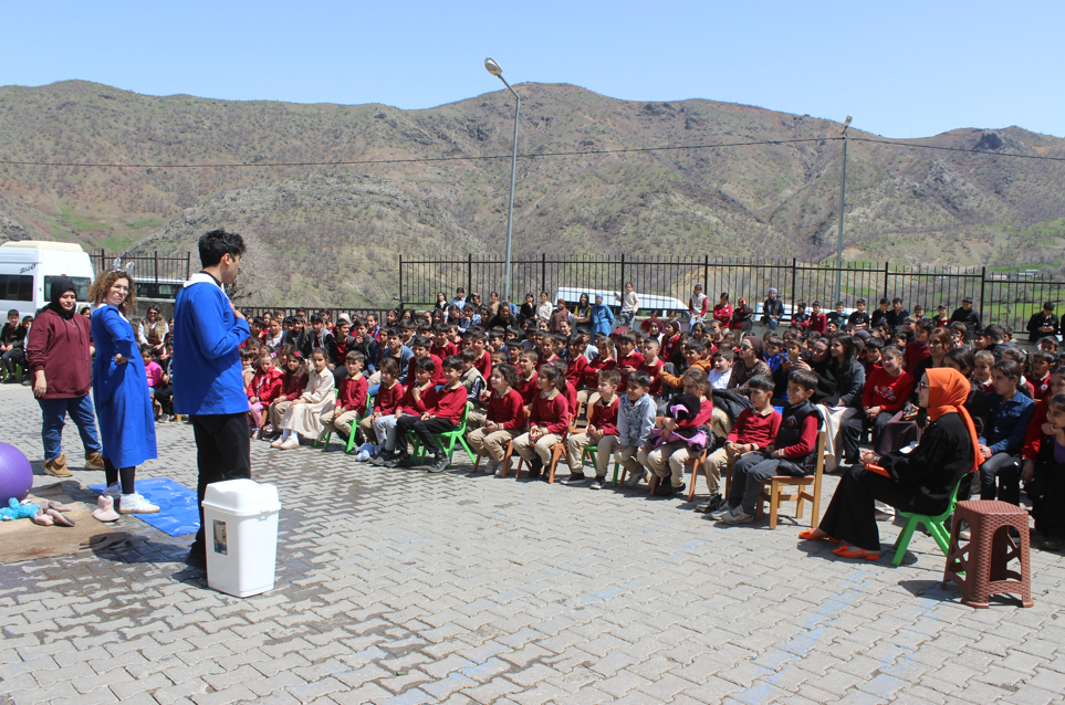 Hakkari’de Gönüllüler Çocuklar Için Sahne Aldı (3)