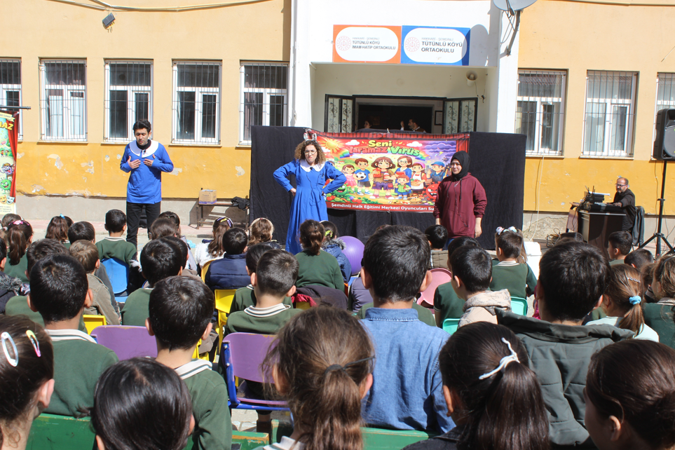 Hakkari’de Gönüllüler Çocuklar Için Sahne Aldı (4)