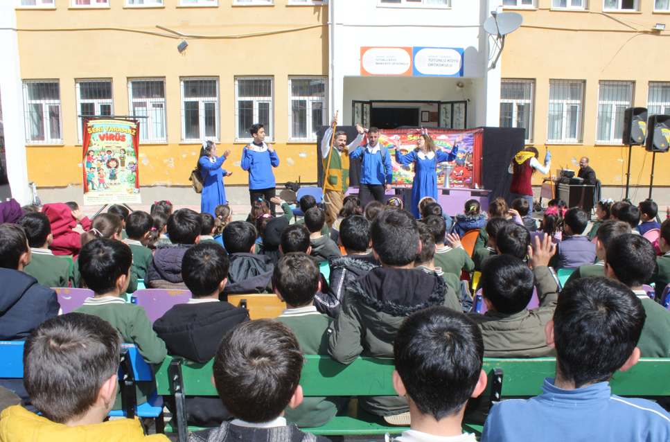Hakkari’de Gönüllüler Çocuklar Için Sahne Aldı (6)