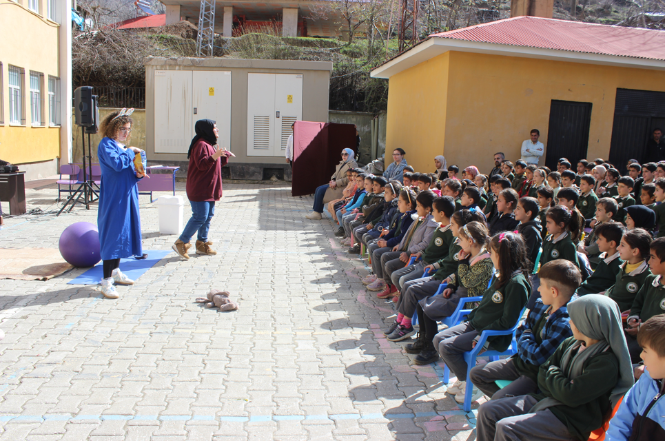 Hakkari’de Gönüllüler Çocuklar Için Sahne Aldı (7)