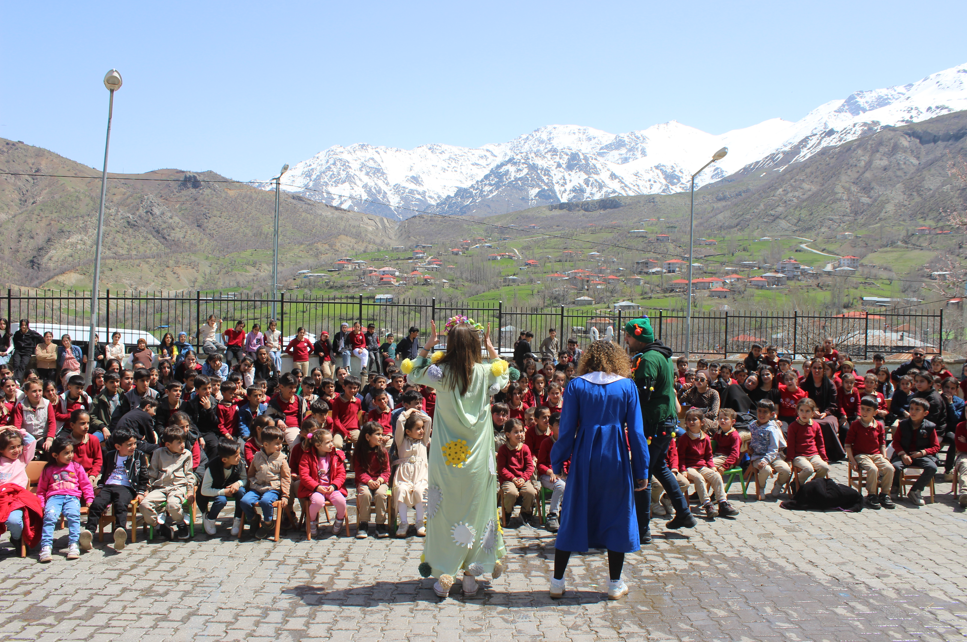 Hakkari’de Gönüllüler Çocuklar Için Sahne Aldı