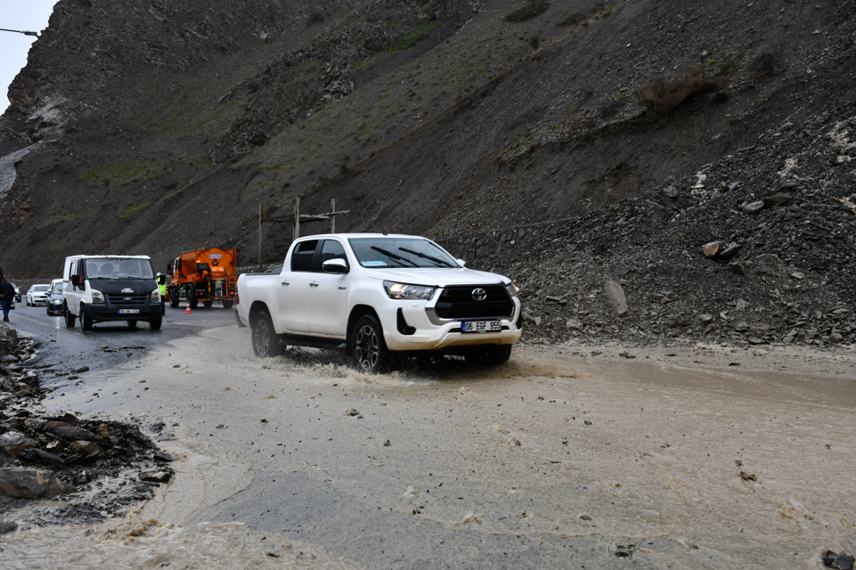 Hakkari Serê Solan mevkiinde heyelan meydana geldi
