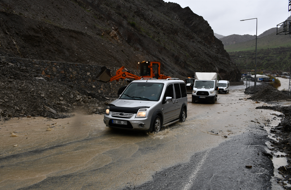 Hakkari Serê Solan mevkiinde heyelan meydana geldi