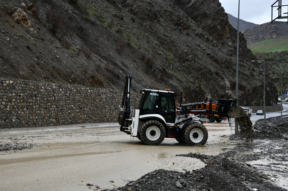 Hakkari Serê Solan mevkiinde heyelan meydana geldi