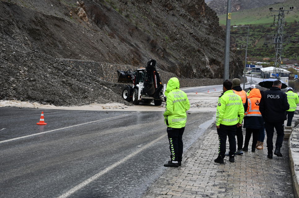 Hakkari Serê Solan mevkiinde heyelan meydana geldi