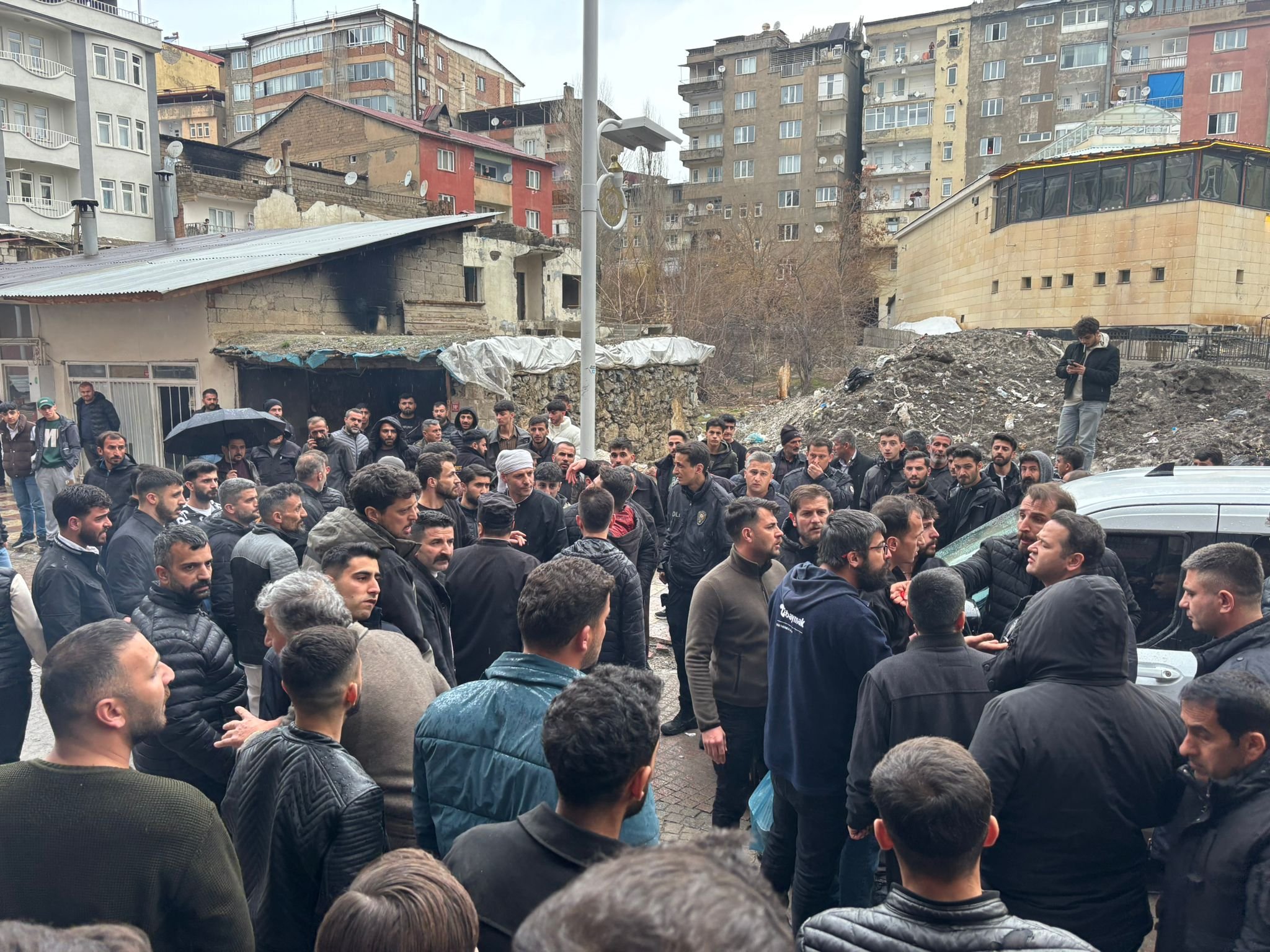Hakkari'de esnafla polis arasında gerginlik