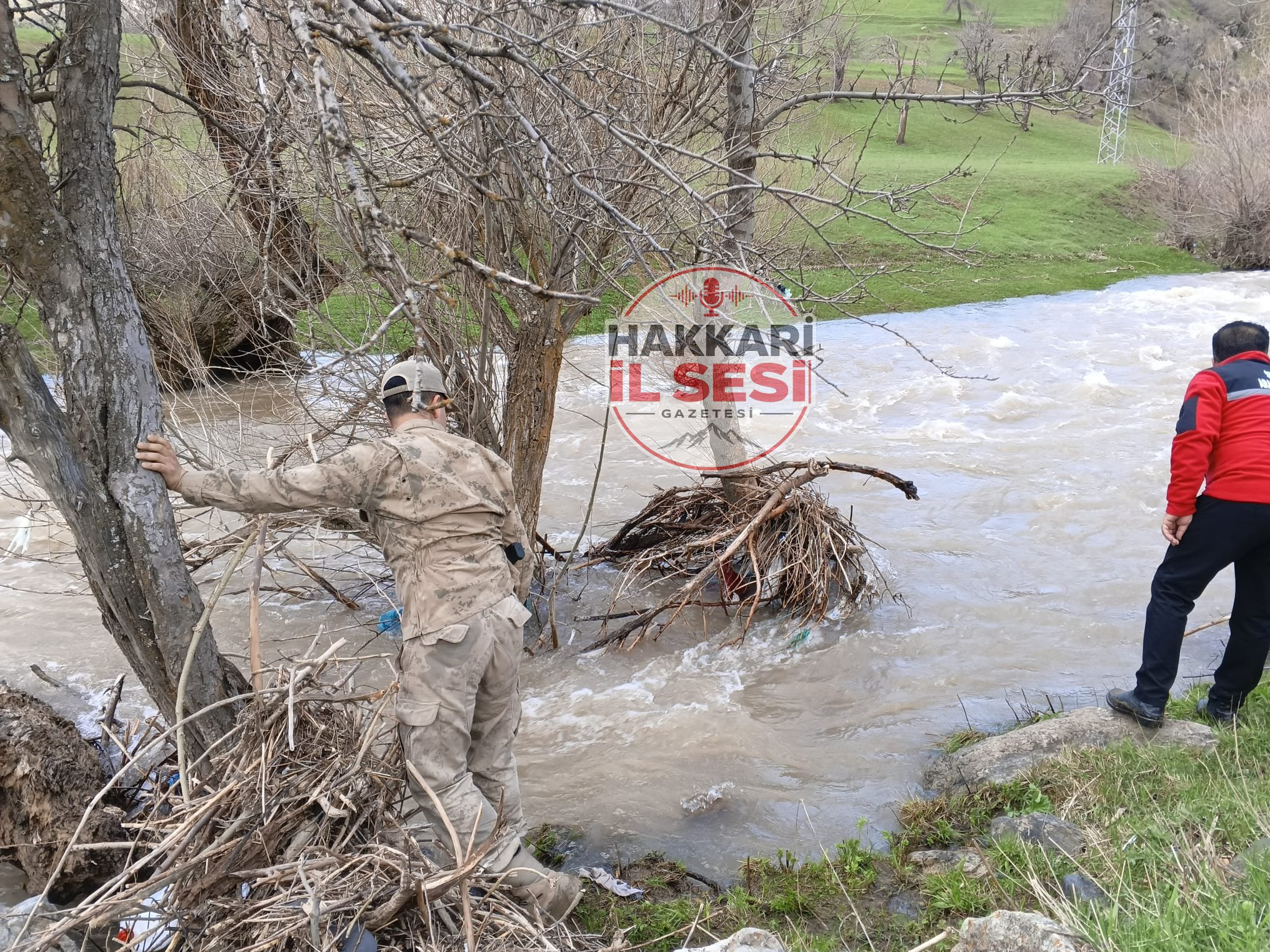 Hakkari'de dereye düşen çocuk aranıyor