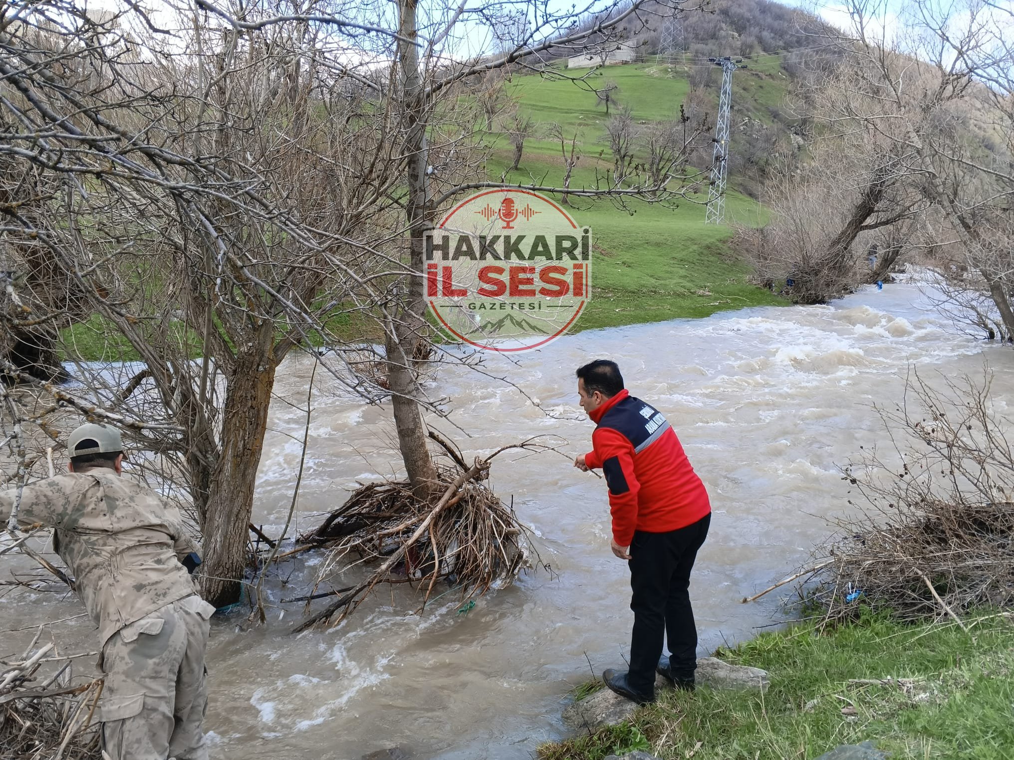 Hakkari'de dereye düşen çocuk aranıyor