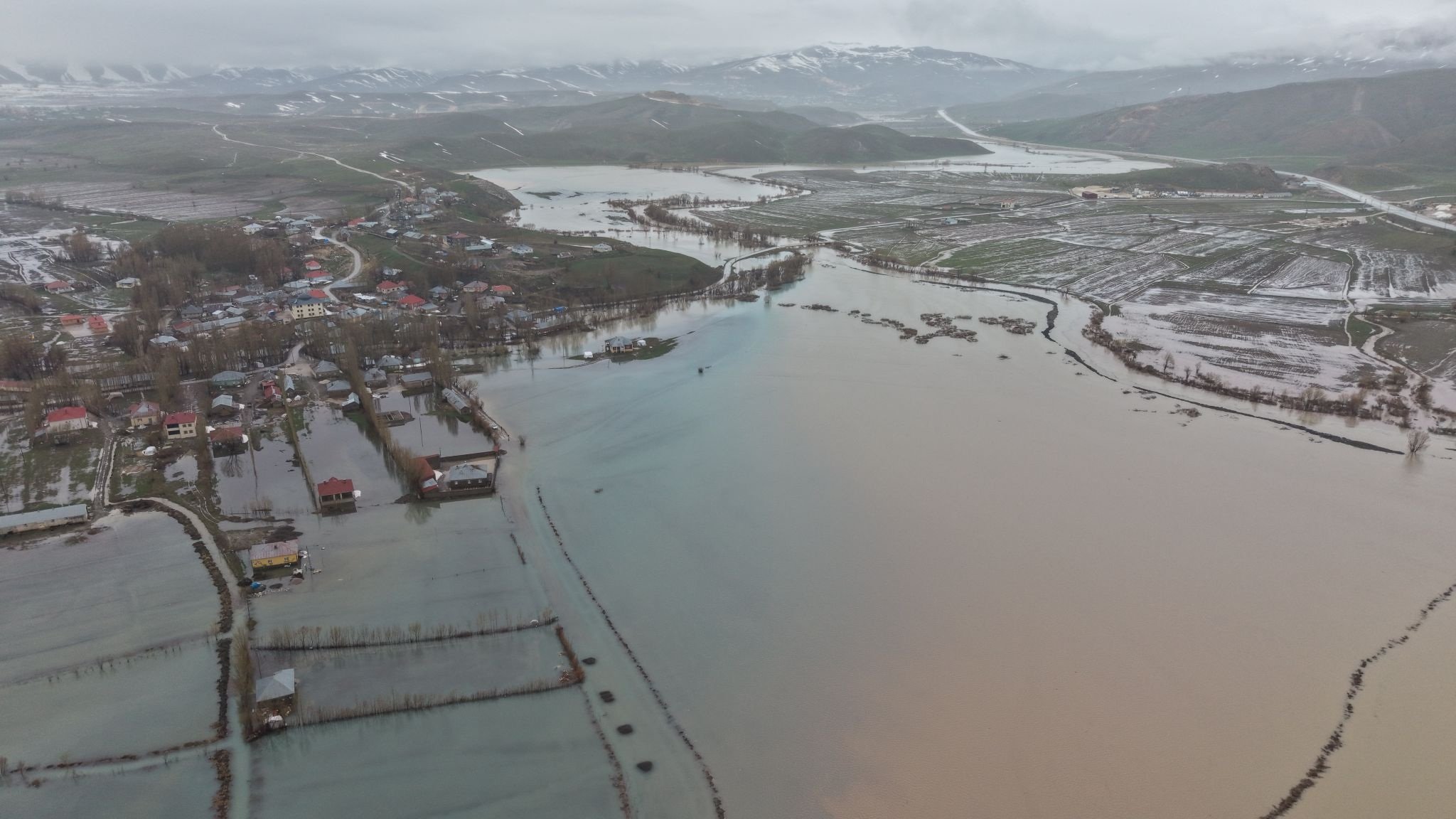 Hakkari’de 3 mahalle ve 1 köy su altında