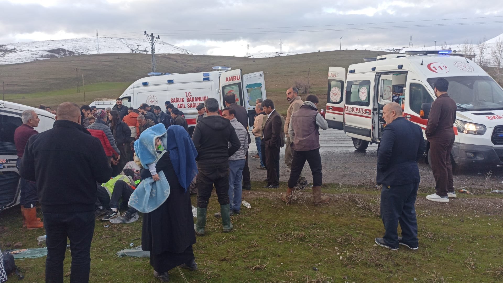 Van’da minibüs takla attı: 13 yaralı