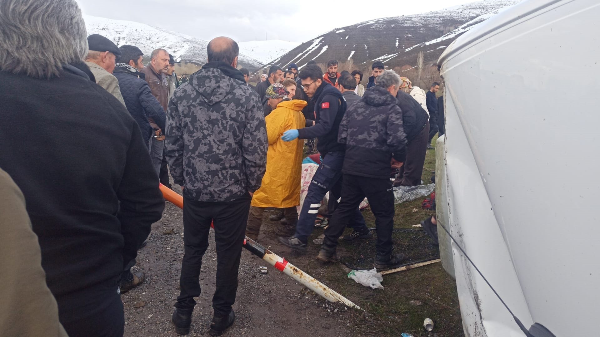 Van’da minibüs takla attı: 13 yaralı