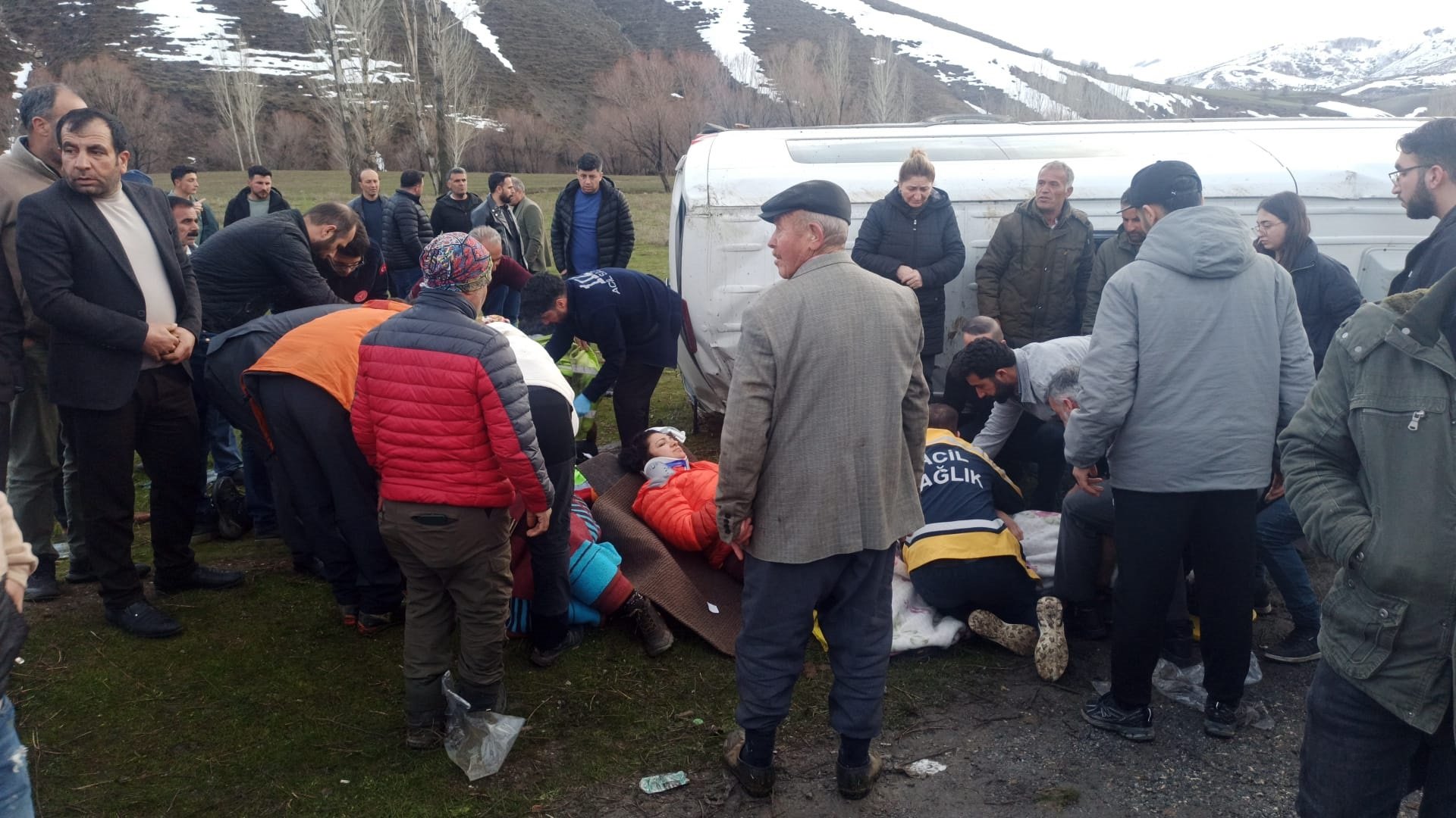 Van’da minibüs takla attı: 13 yaralı