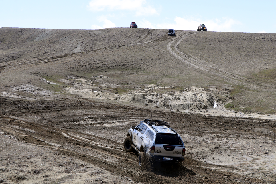 Van’da off-road tutkunları zorlu parkurları aştı