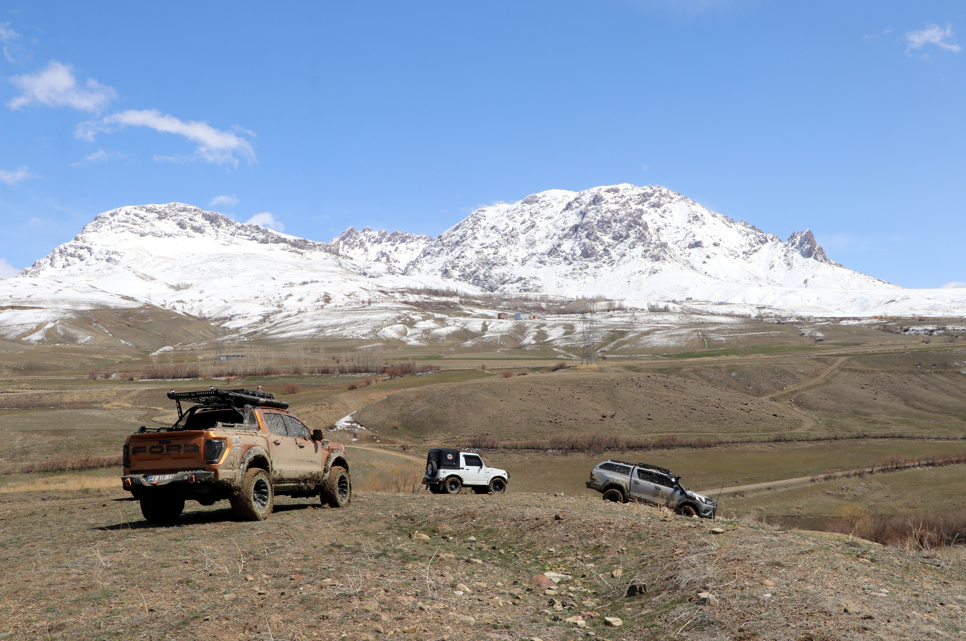 Van’da off-road tutkunları zorlu parkurları aştı