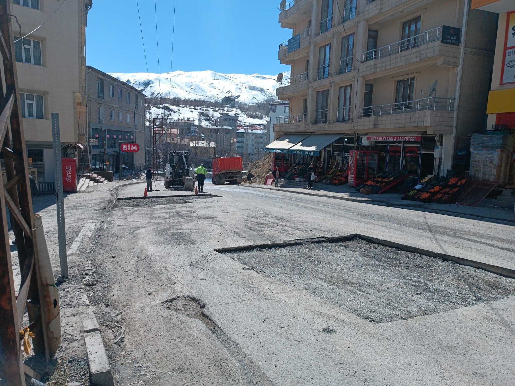 Hakkari’de asfalt yama çalışmaları sürüyor