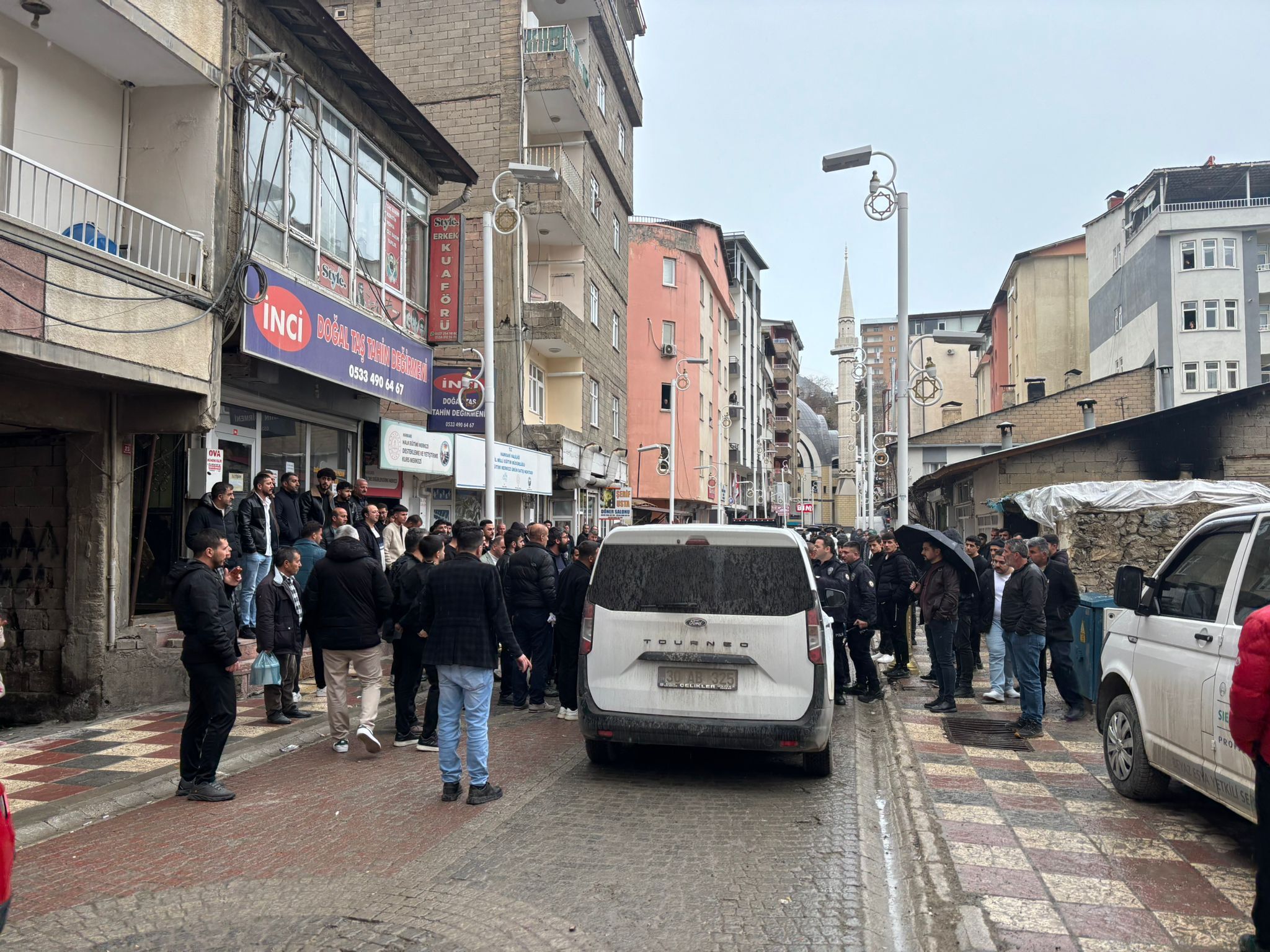 Hakkari'de esnafla polis arasında gerginlik
