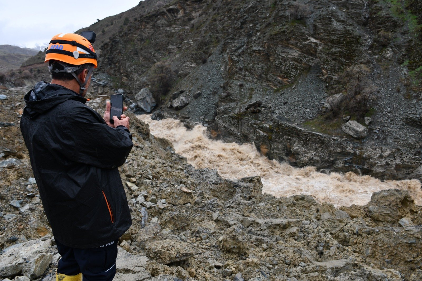 Başkan Arslan'dan heyelanlı yolla ilgili kritik uyarı