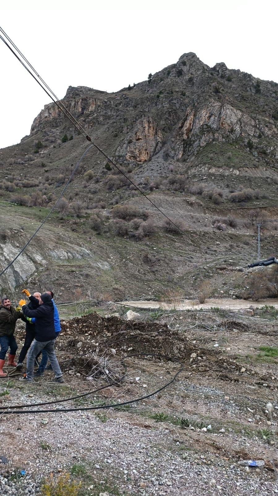 Hakkari'deki heyelan Türk Telekom ekiplerini yıldırmadı