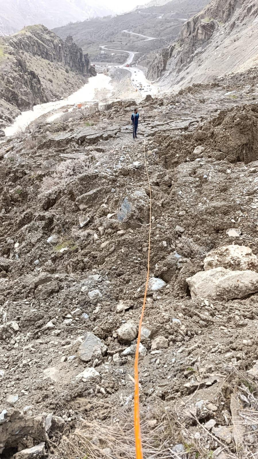 Hakkari'deki heyelan Türk Telekom ekiplerini yıldırmadı