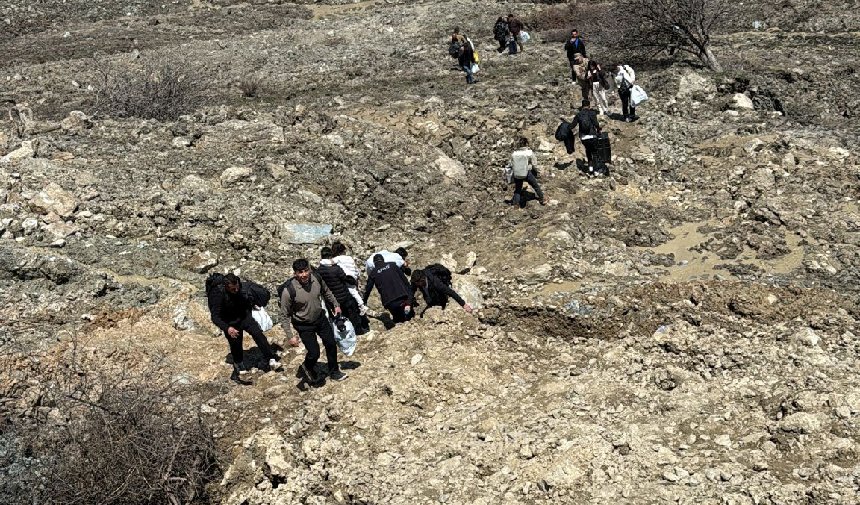 Hakkari'de vatandaşlar heyelanlı alanı yayan aştı