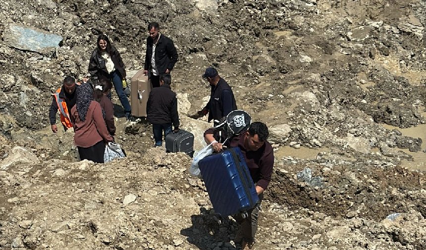 Hakkari'de vatandaşlar heyelanlı alanı yayan aştı