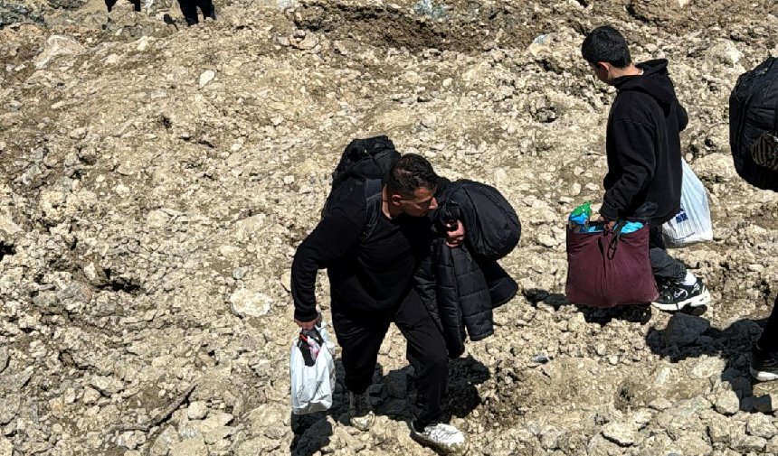 Hakkari'de vatandaşlar heyelanlı alanı yayan aştı