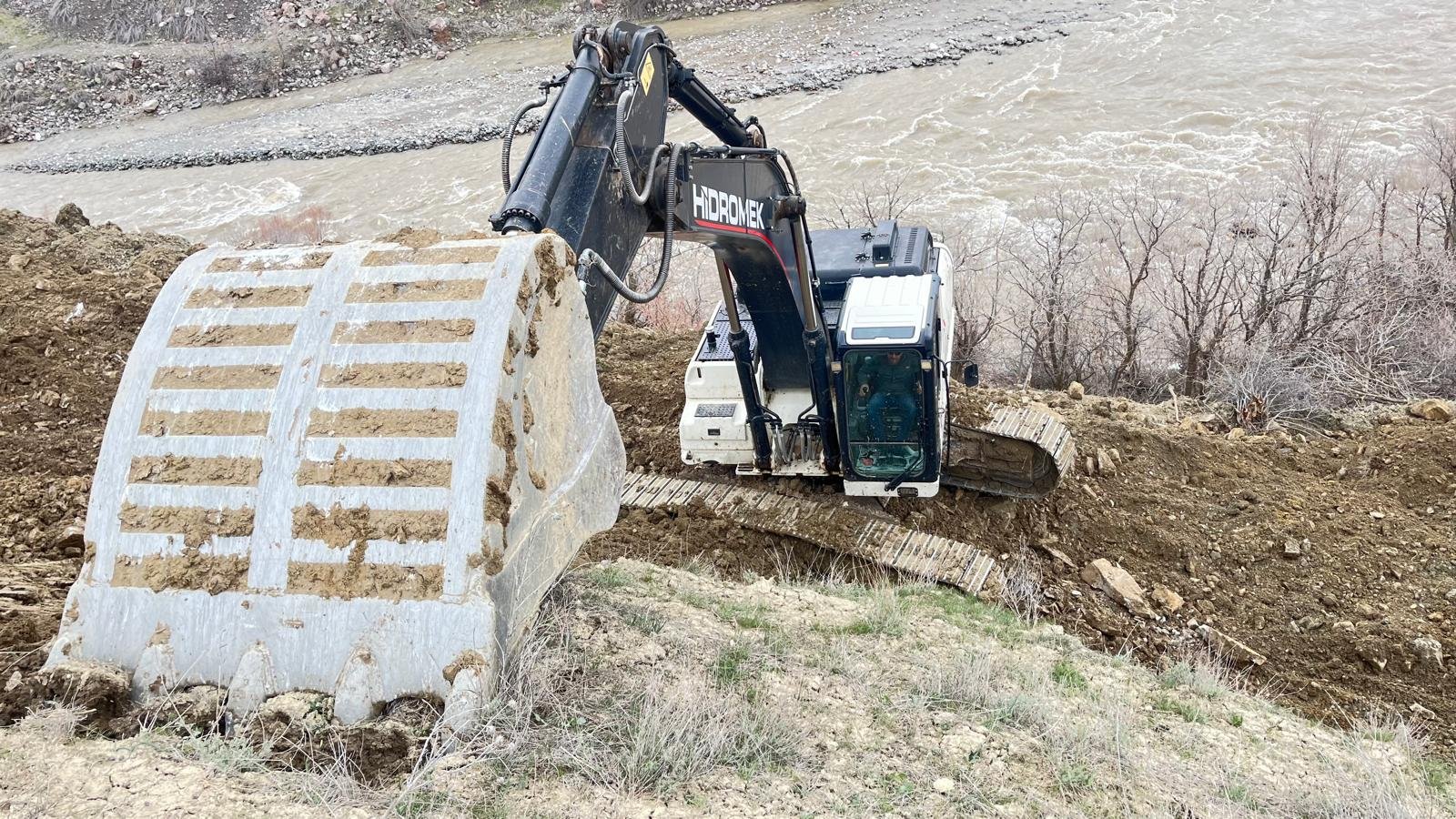 Hakkari'de alternatif yol çalışmaları devam ediyor