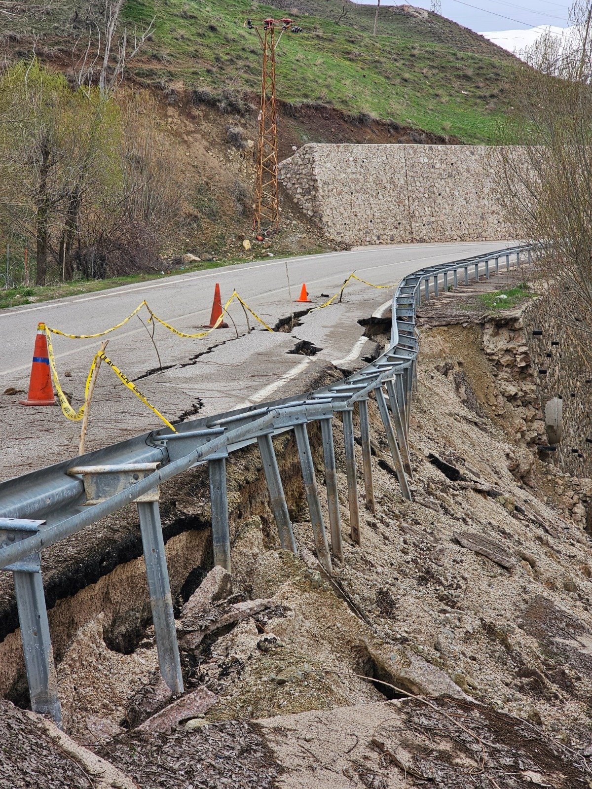 Hakkari'de bir yol daha kullanılamaz hale geldi