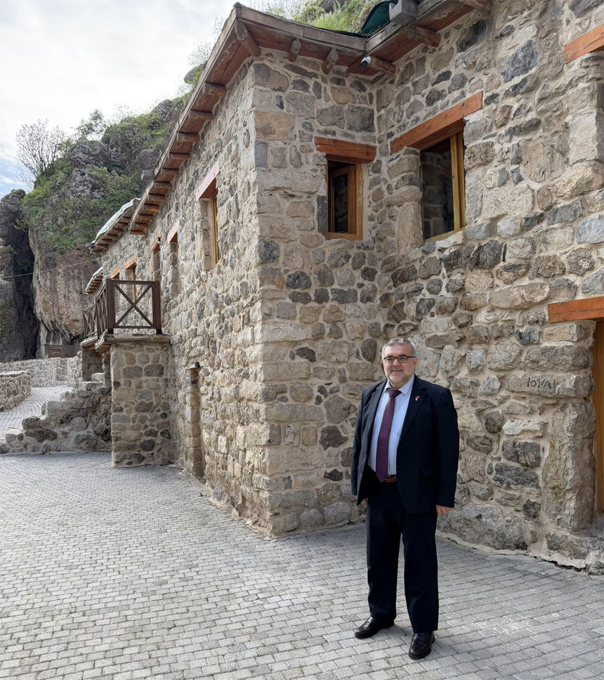 Manisalı Yazar Hakkari'deki değişimi kaleme aldı