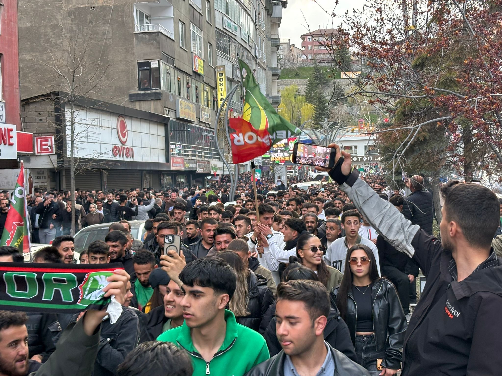 Amedspor Süper Lig’e çıktı, Hakkari sokaklara döküldü