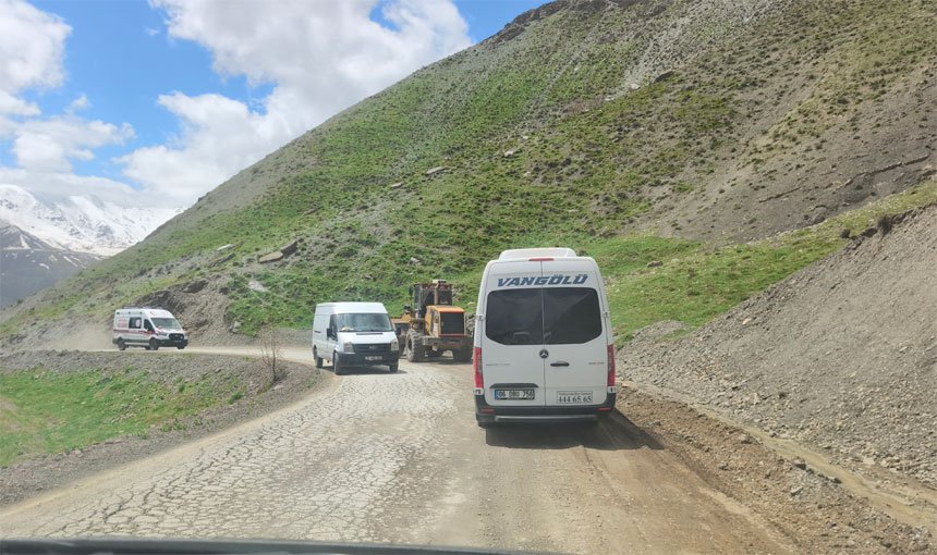 Hakkari'de kritik yolda geçişler devam ediyor