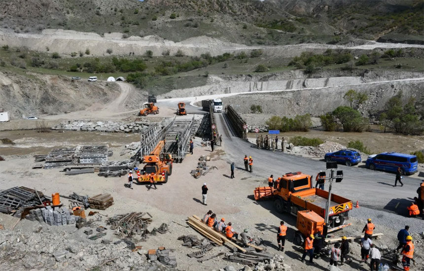 Hakkari Van yolunda ikinci panel köprü tamamlanıyor