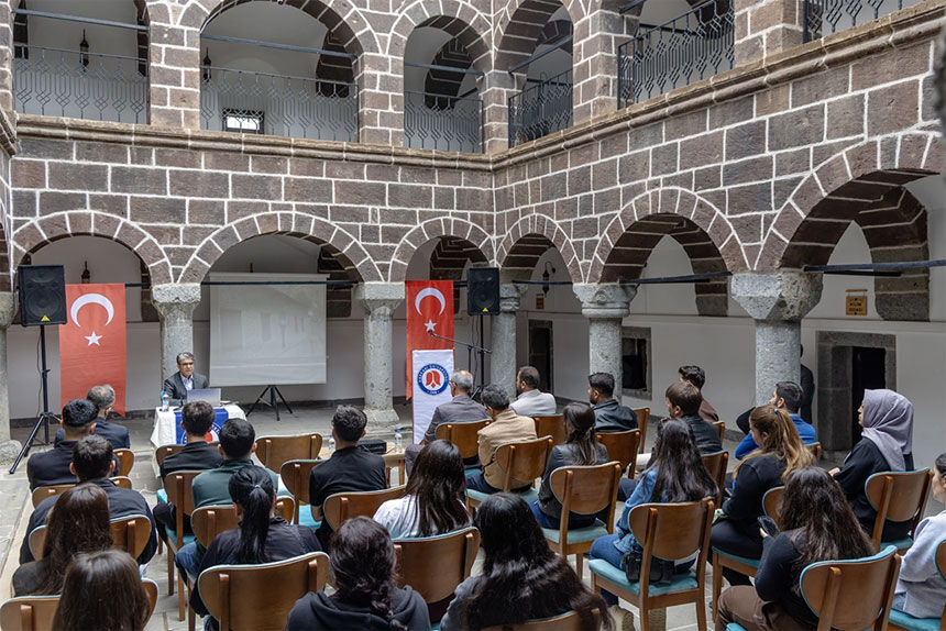 Hakkari'de Medreseler ve Basın mirası konuşuldu