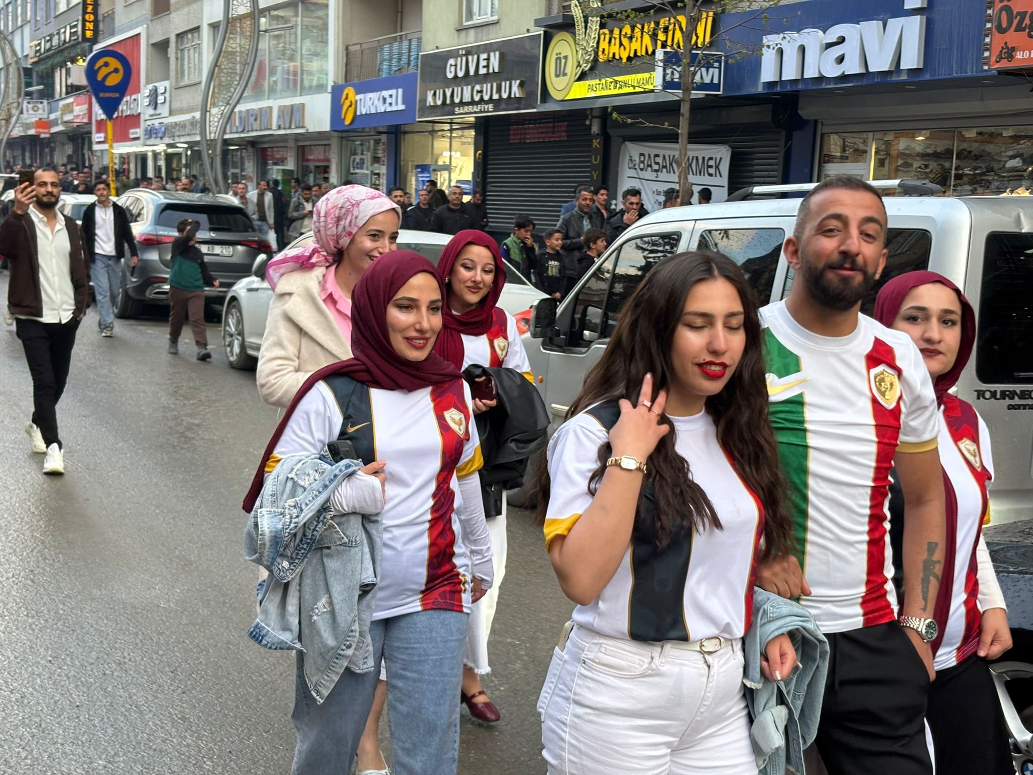 Amedspor Süper Lig’e çıktı, Hakkari sokaklara döküldü
