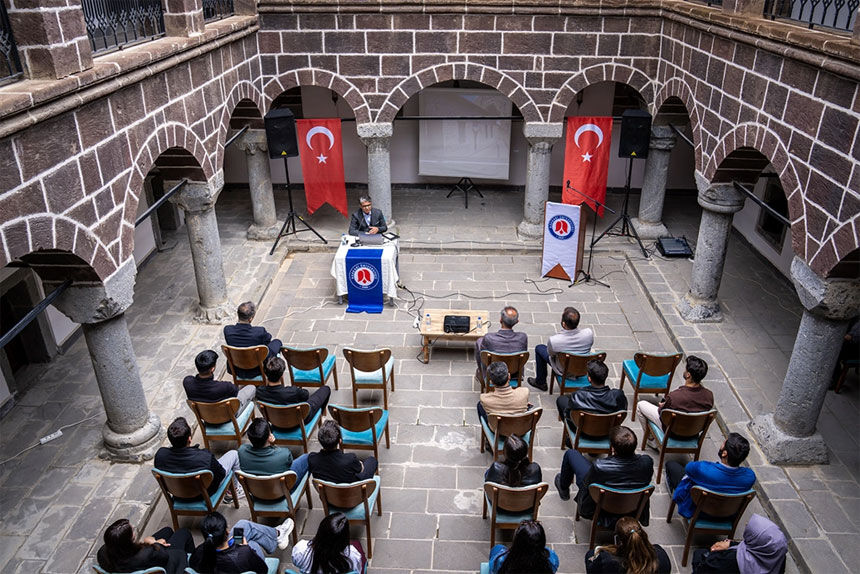 Hakkari'de Medreseler ve Basın mirası konuşuldu