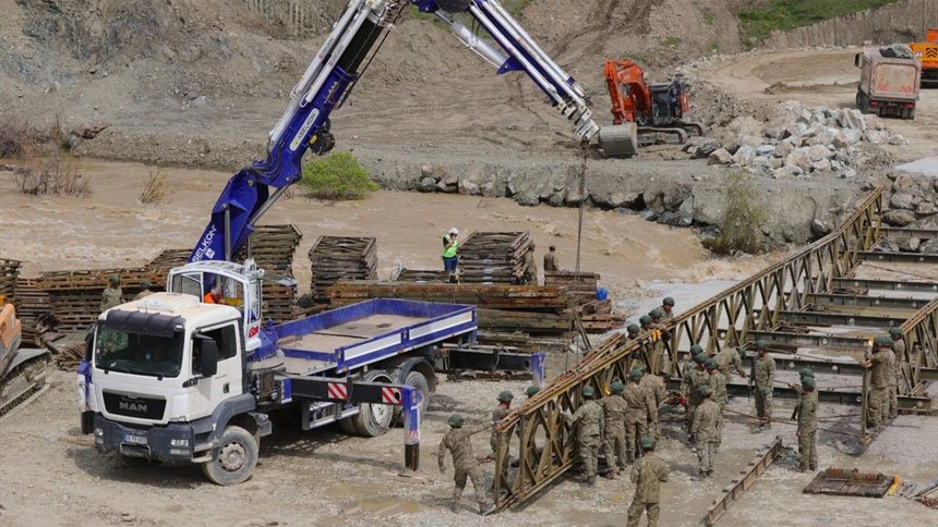 Hakkari'de kritik yolda geçişler devam ediyor