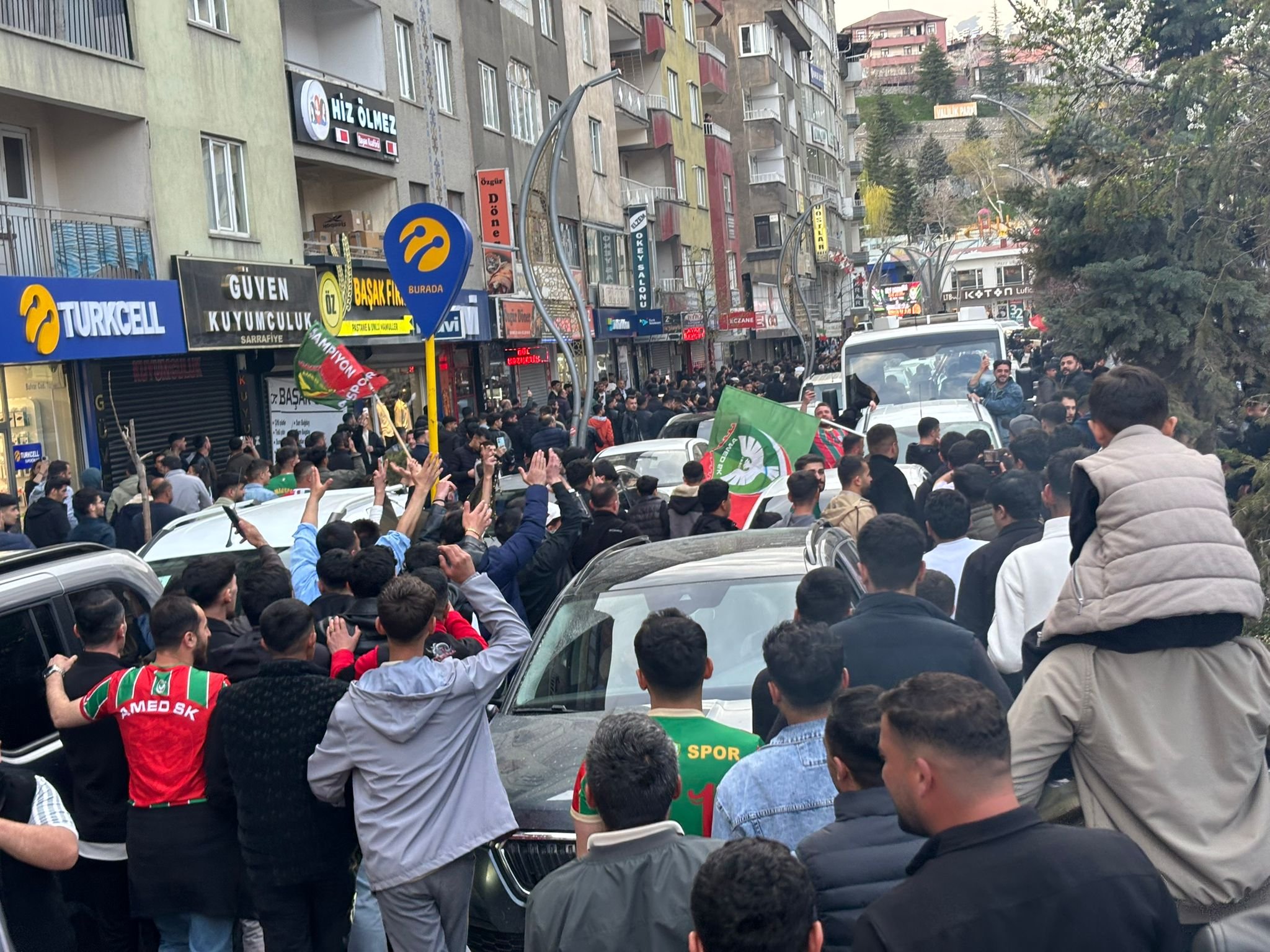 Amedspor Süper Lig’e çıktı, Hakkari sokaklara döküldü
