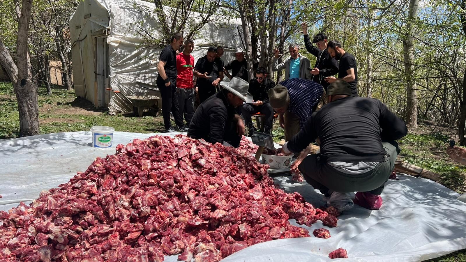 Hakkari'nin bu köyünde 120 kurban kesildi