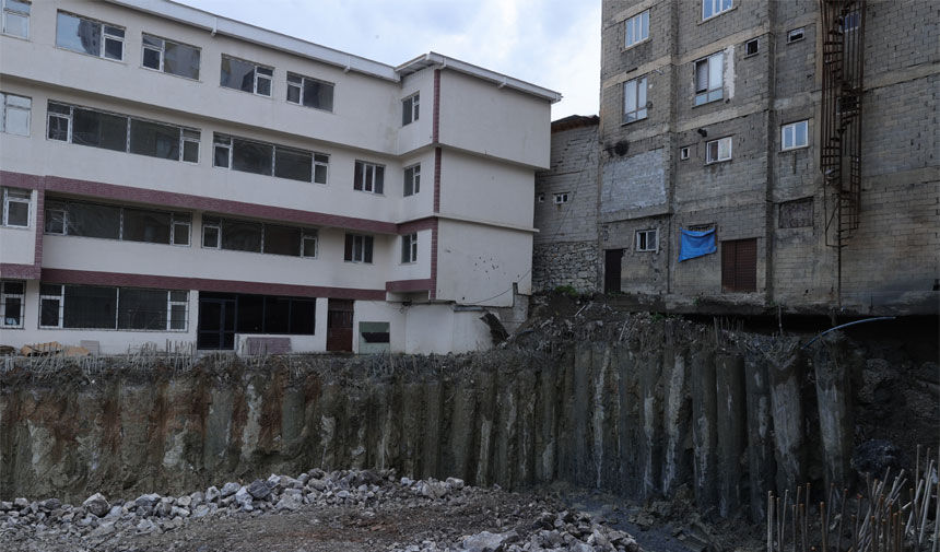 Hakkari'de  2 bina daha boşaltıldı