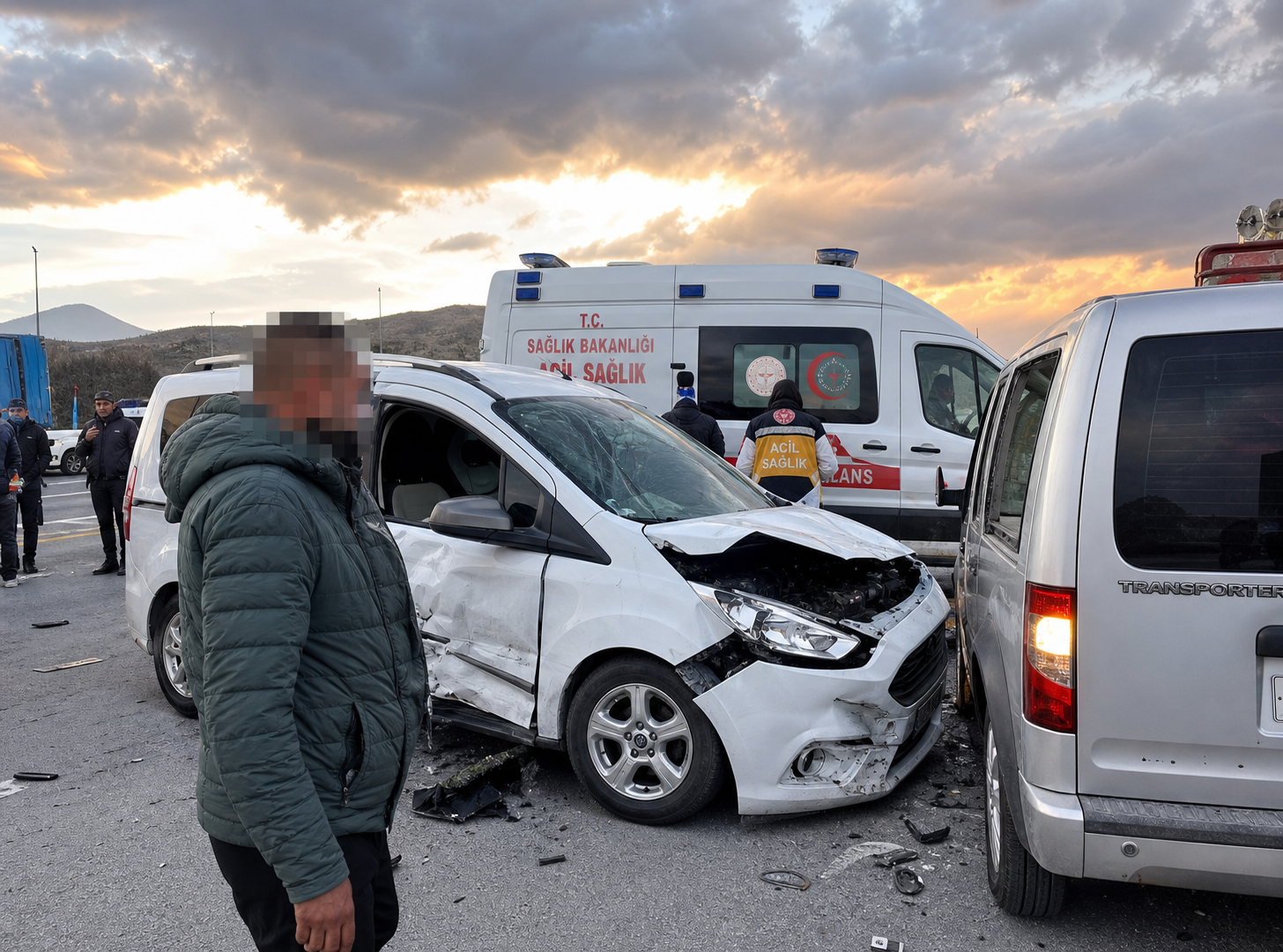 Yüksekova’da zincirleme kaza: 2’si ağır 6 yaralı
