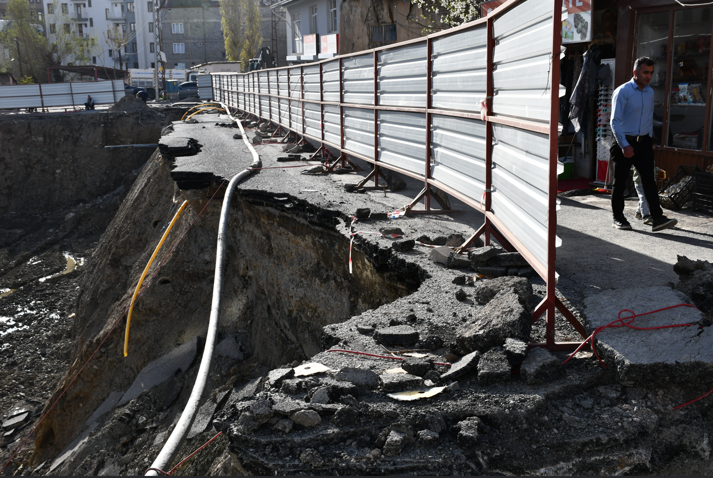 Hakkari’de esnafın kazı tepkisi: “İş Yapamaz Hale Geldik’’