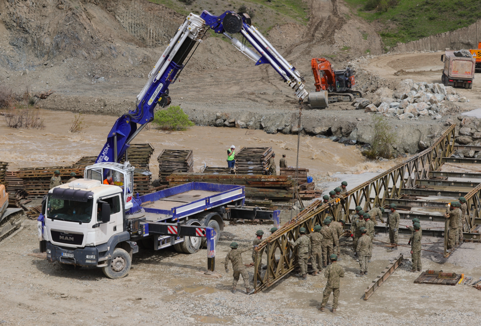 Hakkari’de ulaşım sorunu panel köprüyle çözülüyor