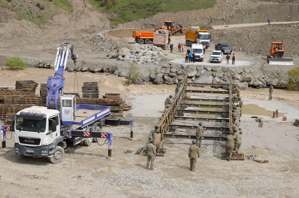Hakkari’de ulaşım sorunu panel köprüyle çözülüyor