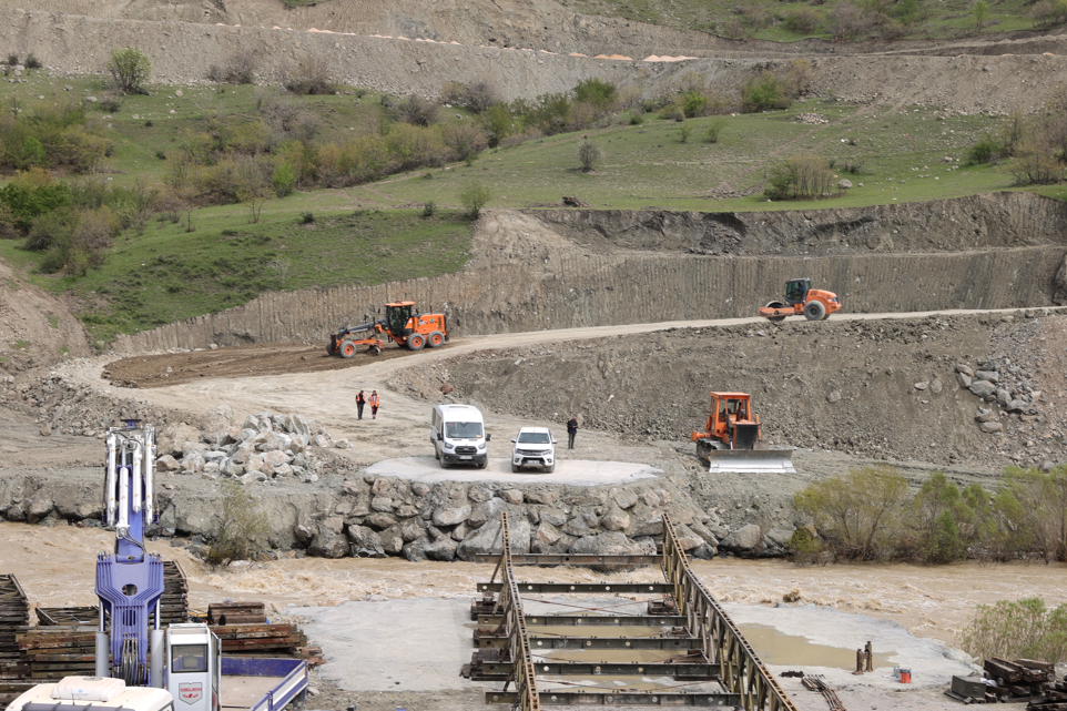 Hakkari’de ulaşım sorunu panel köprüyle çözülüyor